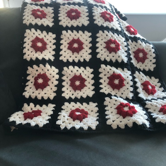 Handmade crochet Fez and Lexis blanket from Euphoria - Picture 2 of 3